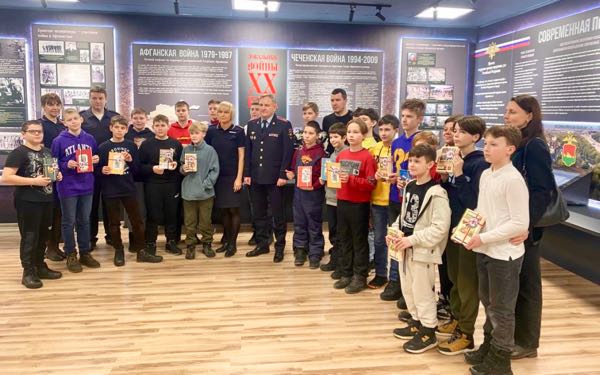 Учащиеся профильных классов брянского лицея № 2 имени М.В. Ломоносова посетили с экскурсией административное здание Управления МВД