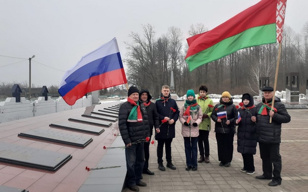 Белорусское землячество почтило память сожженных в Хатыни и Хацуне