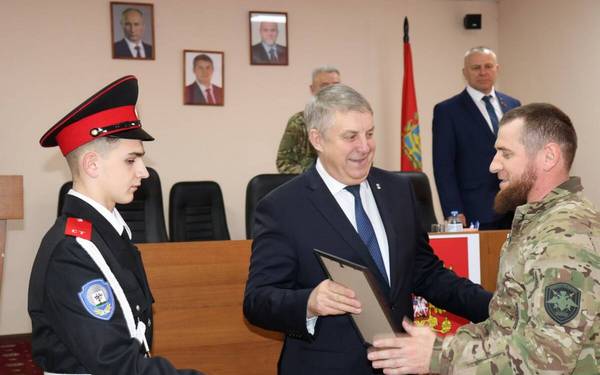 Губернатор Брянщины Александр Богомаз вручил награды военнослужащим полка «Ахмат-Россия»