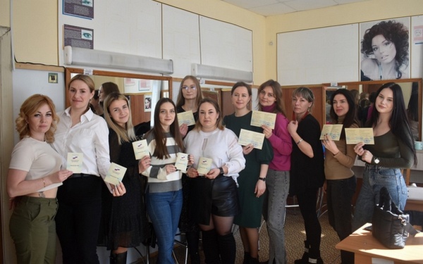 В брянском региональном учебном центре выпустилась группа по направлению «Мастер-бровист. Визажист»