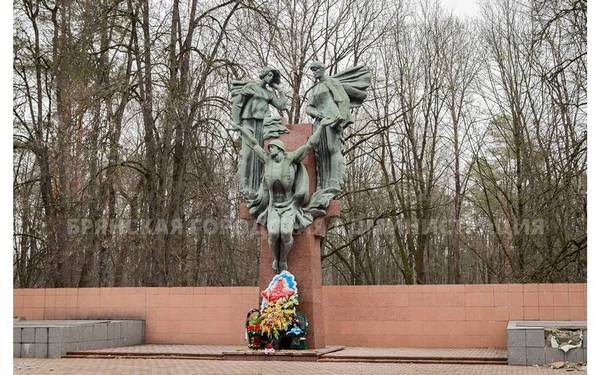 В Брянске на улице Почтовой начался капремонт Воинского мемориала