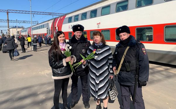 Сотрудники Брянского линейного отдела приняли участие в акции «8 марта — в каждый дом»