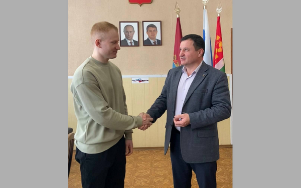 В городе Фокино на Брянщине сироте вручили ключи от новой квартиры