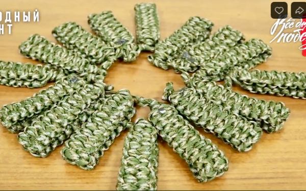 Брянская девушка-инвалид по зрению плетёт для военных тактические браслеты