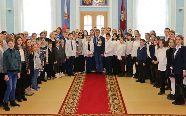 Воспитанники брянских соцучреждений посетили областную Думу