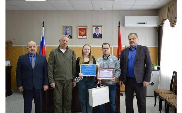 Сироте в Стародубе торжественно вручили сертификат на жильё