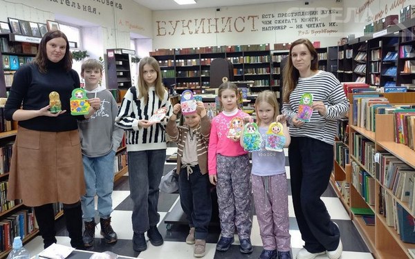 Юные посетители на мастер-классе в «Брянсккниге» подготовили открытки к 8 Марта