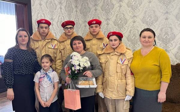 Комаричские школьники поздравили мать героя СВО с Международным женским днём