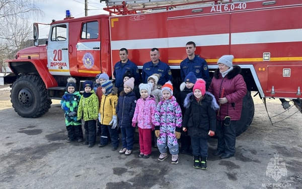 Воспитанникам Дубровского и Севского детских садов рассказали о профессии спасателя