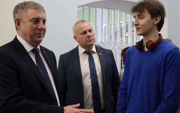 Руководители Брянской области посетили спектакль «На стриме»