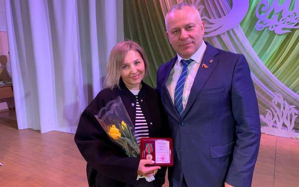 С 8 Марта женщин Погарского района поздравил спикер Брянской облдумы