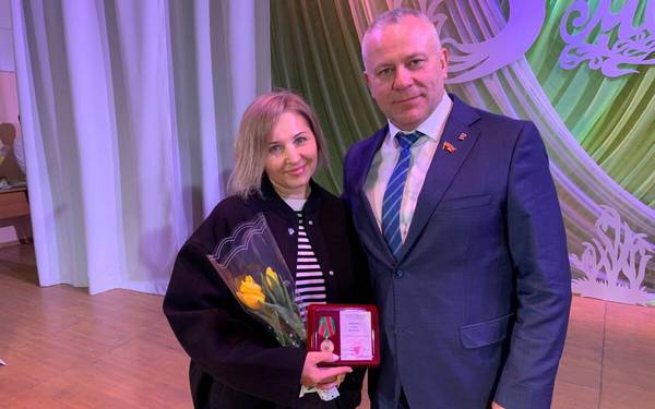 Председатель Брянской облдумы Валентин Суббот поздравил с 8 Марта женщин Погарского района