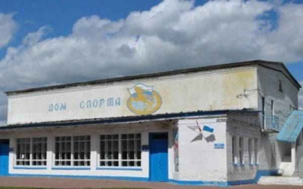 В Комаричах начали ремонт старого здания Дома спорта