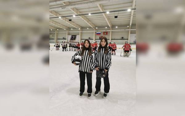 В городе Жуковка 8 Марта хоккейный матч между юниорами и ветеранами обслуживали судьи-девушки