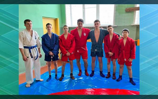 Брянский самбист Артём Осипенко провел классный час для учащихся школы № 11