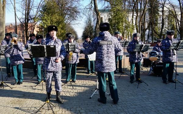 В Брянске сотрудники Росгвардии поздравили женщин города с Международным женским днём