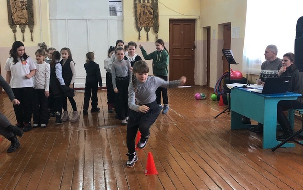 В Фокинском центре детского творчества прошла спортивно-развлекательная программа ««А ну-ка, девочки!»