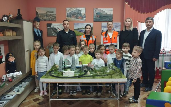 В Брянске транспортные полицейские провели профилактическое мероприятие в детском саду «Час безопасности»