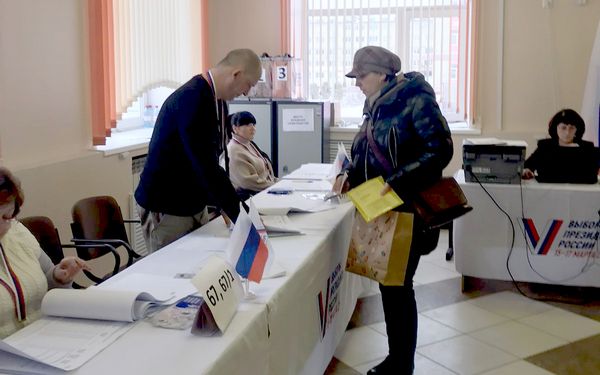 В Брянске на избирательные участки спешат люди разных возрастов