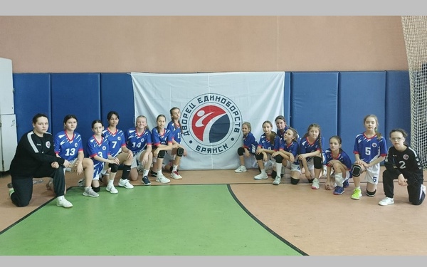 Юные гандболистки из Брянска одержали победу над спортсменками из Воронежа