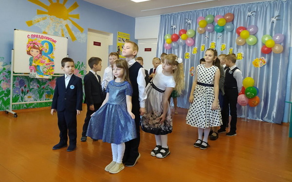 Школьники Брянского района подготовили концерт в честь 8 Марта