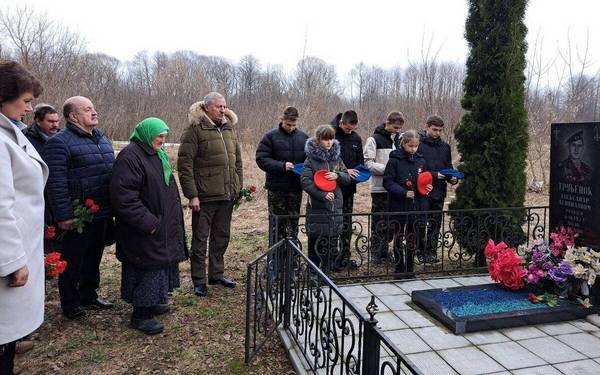 В Стародубе Брянской области почтили память воина-десантника 6-й роты Александра Трубенка