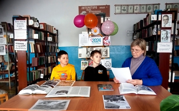 Школьники из брянского села Усожа знакомятся с книгами о Великой Отечественной войне