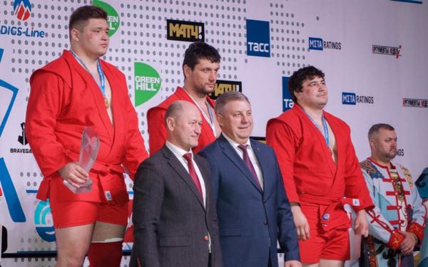 Победителям и призёрам второго дня Чемпионата России по самбо в Брянске вручили награды
