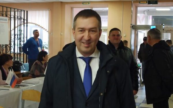 Международный наблюдатель Денис Давыдов посетил избирательные участки в посёлке Путёвка Брянского района