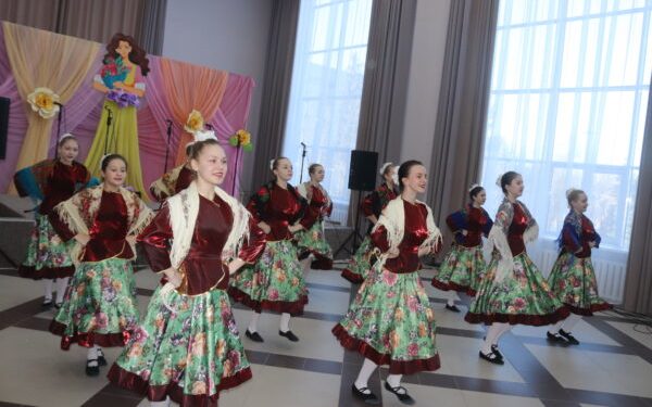 Жительниц Трубчевского района Брянской области поздравили с наступающим 8 Марта