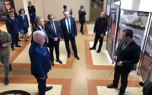 В Брянске президента Академии Нюрнбергских принципов Александра Звягинцева познакомили с выставочным проектом «Дулаг – 142»