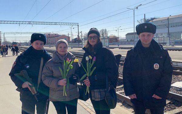 В Брянске транспортные полицейские приняли участие в акции «8 марта — в каждый дом»