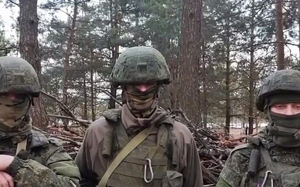 Брянских женщины поздравили военнослужащие из зоны СВО