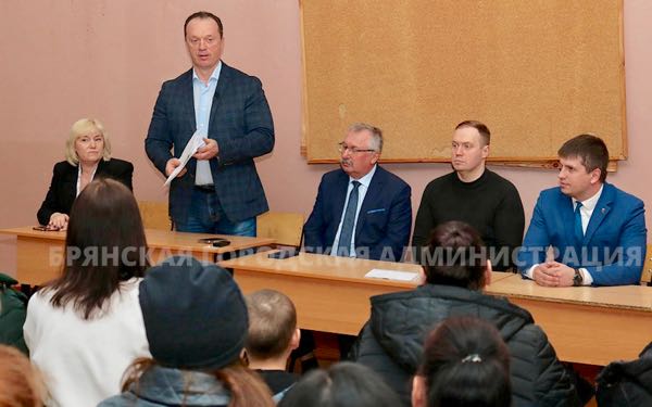 В Брянске на время ремонта школы № 13 учащихся довезут во временные учебные заведения на автобусах