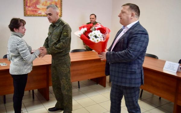 В посёлке Выгоничи Брянской области ордена Мужества передали матерям героев СВО