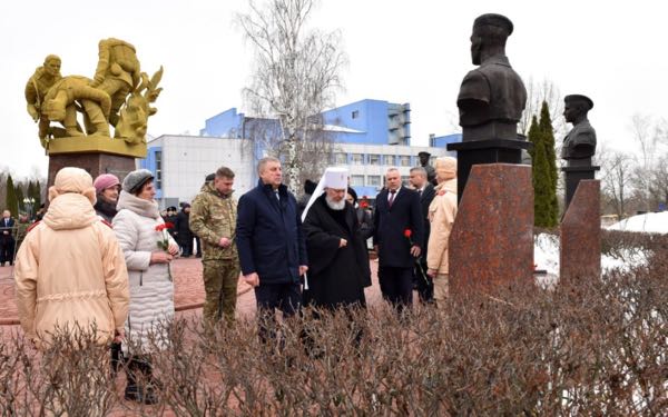 У памятника «Круговая оборона» в Брянске почтили память героев-земляков
