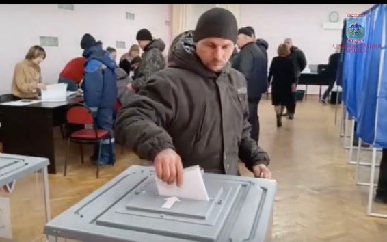 Брянские строители голосуют в подшефной Брянке