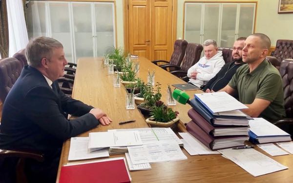 Александр Богомаз провёл встречу с Героем России Александром Копыловым