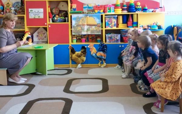 Мы потешки распеваем – очень весело играем