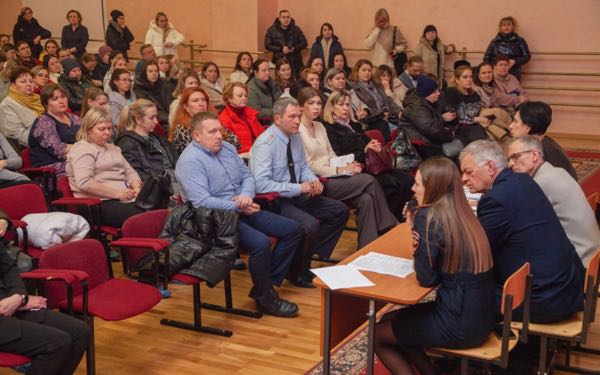 В лицее № 27 Брянска представители полиции и банка обсудили проблемы телефонного мошенничества с родителями учащихся