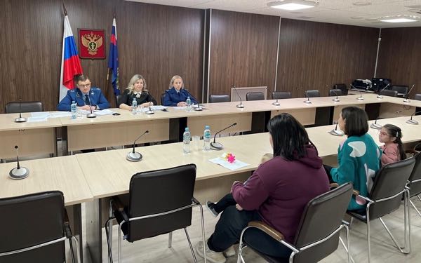 В Брянске прокурор и детский омбудсмен рассмотрели 11 обращений граждан