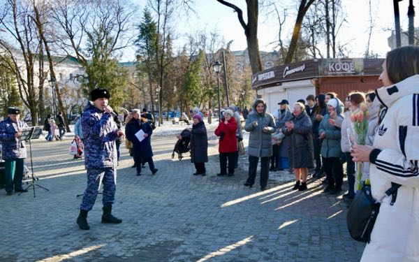 В круглом сквере Брянска оркестр Росгвардии поздравил женщин с Международным женским днём