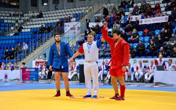 Действующий чемпион мира по самбо Артём Осипенко одержал победу в первом поединке со счётом 7:0