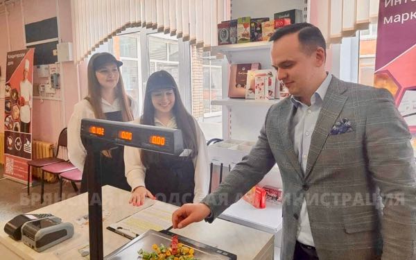 В Брянском техникуме питания сегодня соревновались профессионали по компетенциям поварское и кондитерское дело