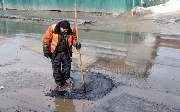 Дороги в Брянске ремонтируются без выходных