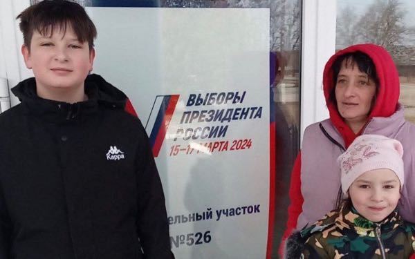 Семья юного брянского героя Фёдора Симоненко проголосовала на выборах президента