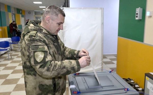 Герой России Андрей Фроленков проголосовал на выборах президента страны