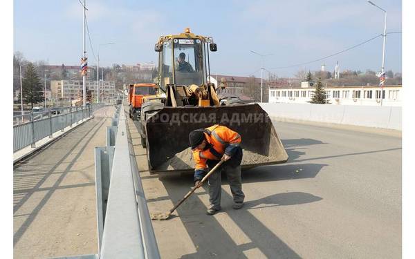 В Брянске идет весенняя уборка