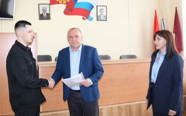 Сироте из Красной горы на Брянщине вручили сертификат на жильё