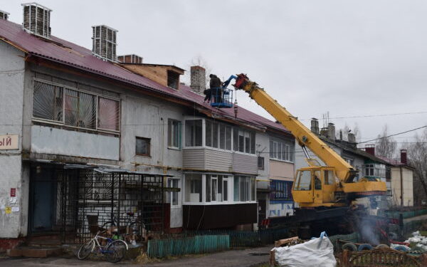 На Брянщине в Жирятино идёт ремонт кровли дома